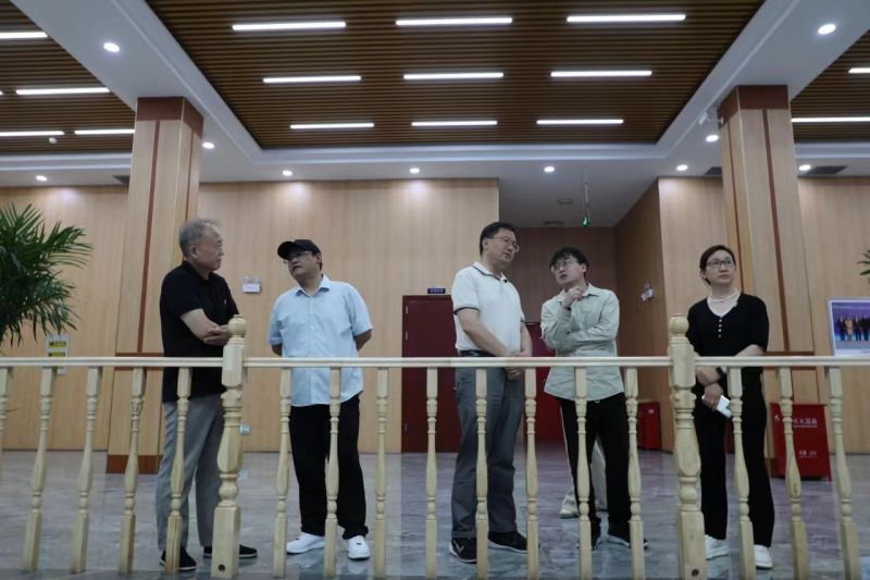 工信部產(chǎn)業(yè)政策與法規(guī)司原巡視員、先進(jìn)制造商學(xué)院總裁四班班主任辛仁周一行到順成集團(tuán)走訪